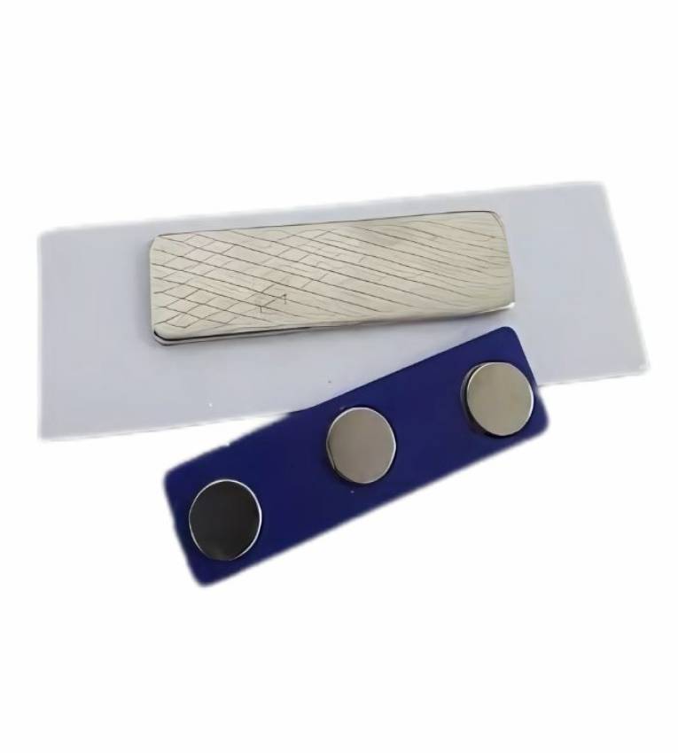 Badge en métal 7x2,5 cm, durable et personnalisable, idéal pour entreprises et événements.